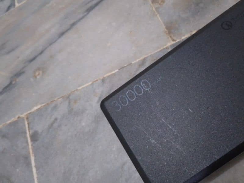 Aukey 30000 MAH Power Bank PB-Y7 3