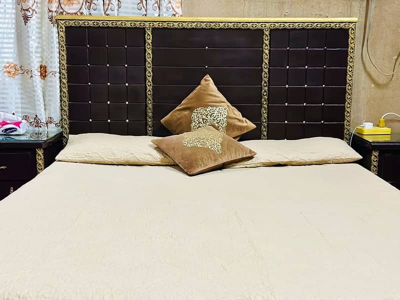 queen size bed with side tables and matress 1