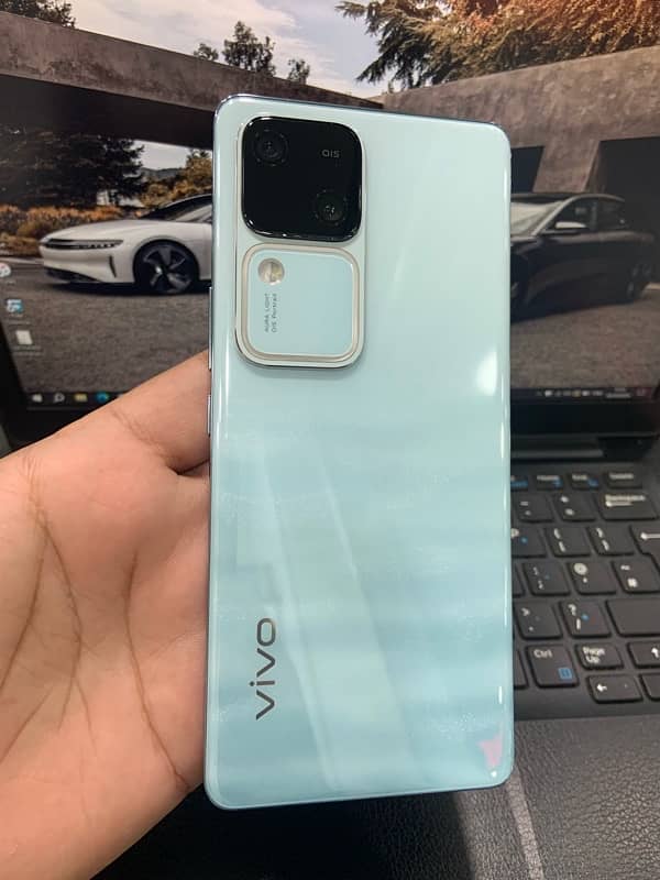 Vivo V30 12/256 7