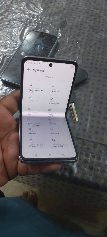 Tecno phantom v flip 5 g 3