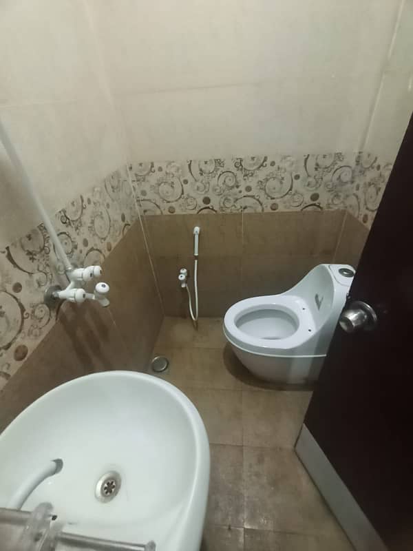 Allama Iqbal Town 5 Marla Lower Portion For Rent 4