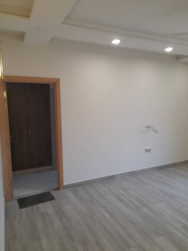 1 Kanal Upper Portion Of Bungalow Available For Rent In DHA Phase 5 Lahore. 8