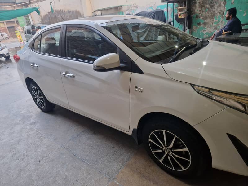 Toyota Yaris 2021 CVT 1.5 top of the line 3