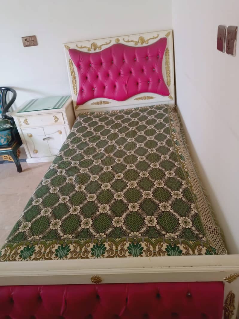 Beautiful single bed set 1