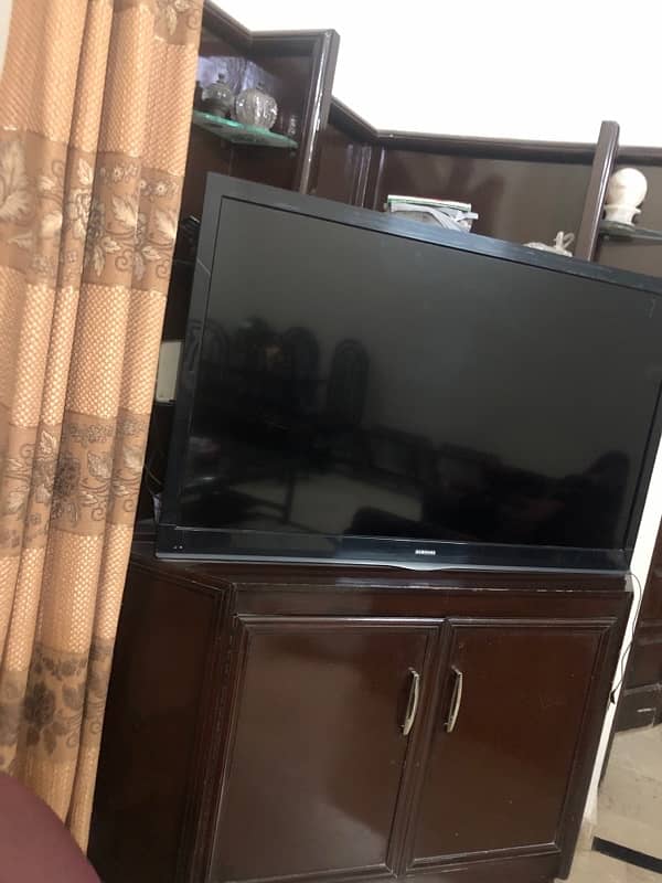 wooden Tv Corner Table For sale 8/10 Condition comes with 2 Cabenates. 1