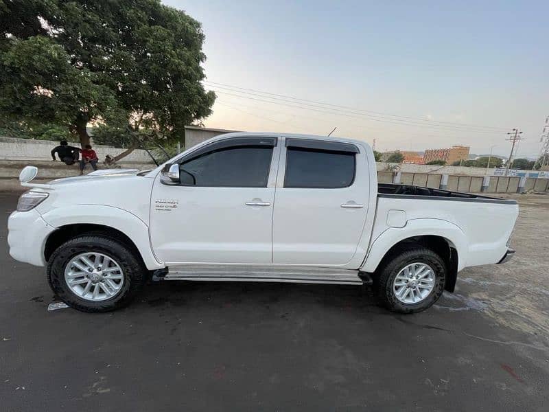 Toyota Hilux 2012 1