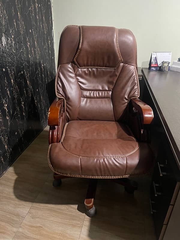 Executive Chair and Vistor Chair for Sale 2