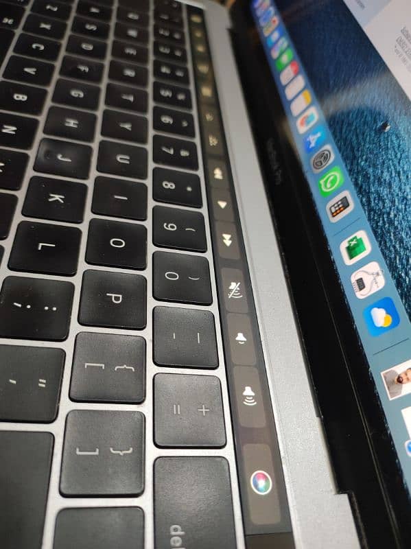 MacBook pro 2017, 13 inches with touch bar 6