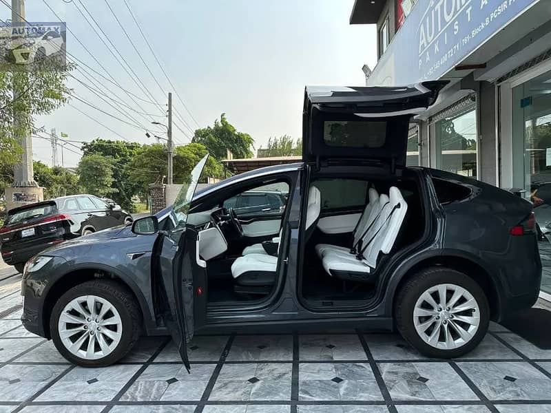 Tesla Model X 2018 11