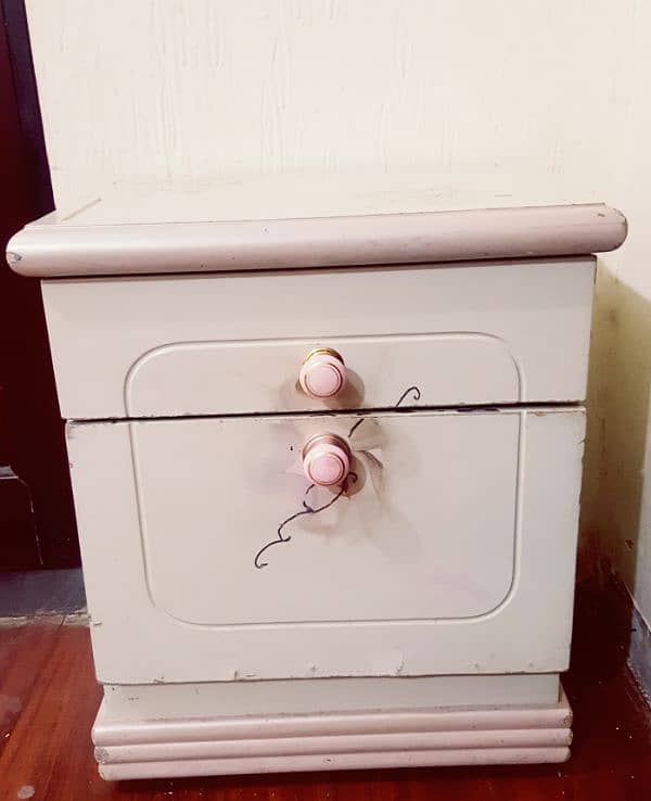 deco bed with sidetable 2