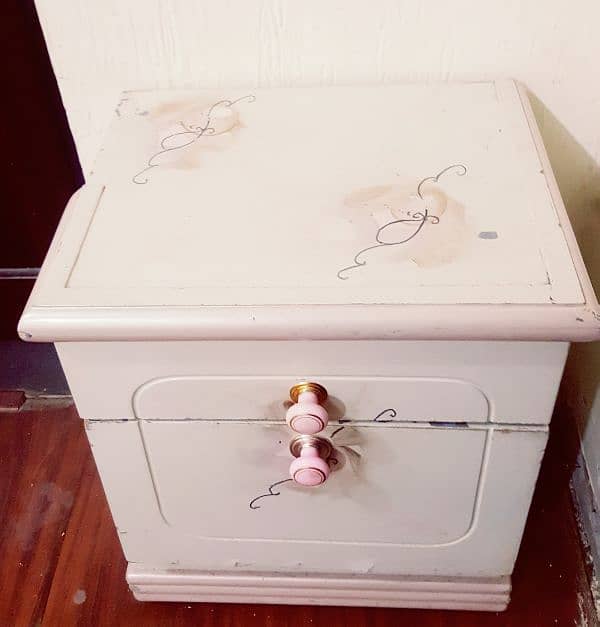 deco bed with sidetable 4