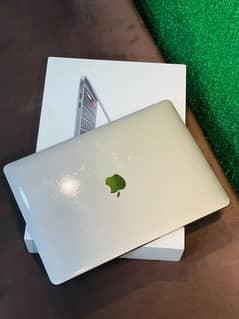 Macbook Pro 2020 core i5 13”inch 8Gb Ram 256 Gb SSD