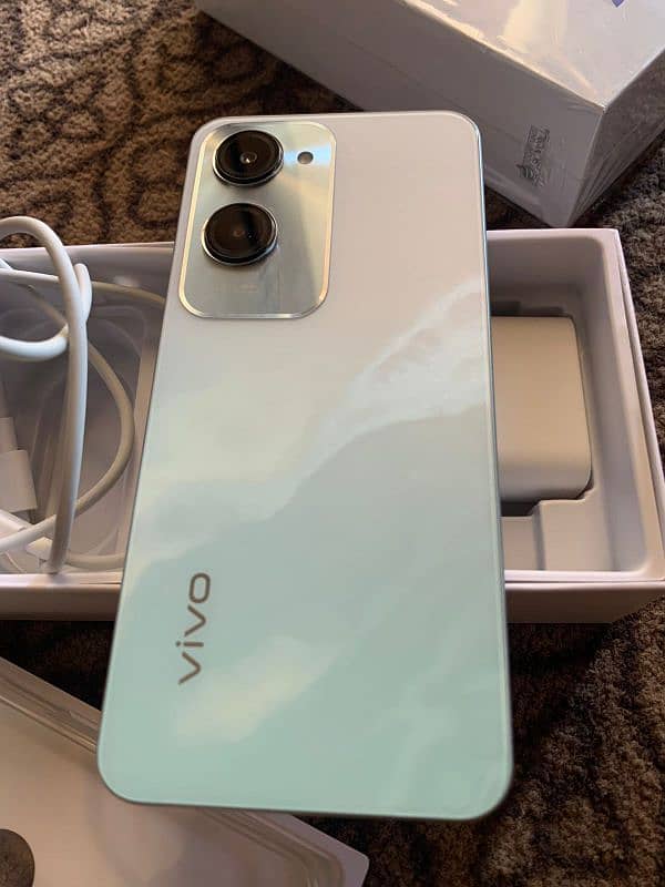 Vivo Y18 White Complete Box What's Number 03358672136 0