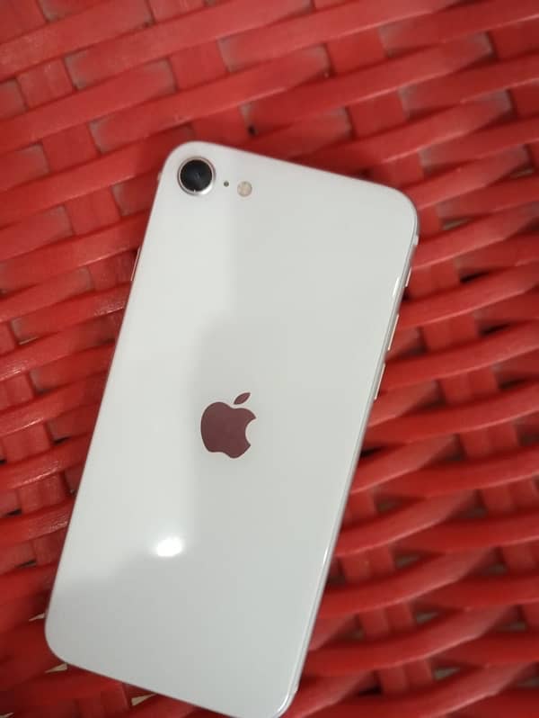 white colour  10/10 iphone se2 whatsapp 03316678427 0