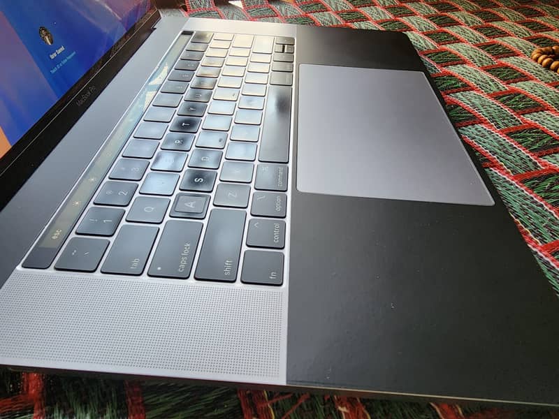 Macbook Pro 2018 15 inch, 4gb Dedicated Graphic Card, Core i7,16gb ram 4