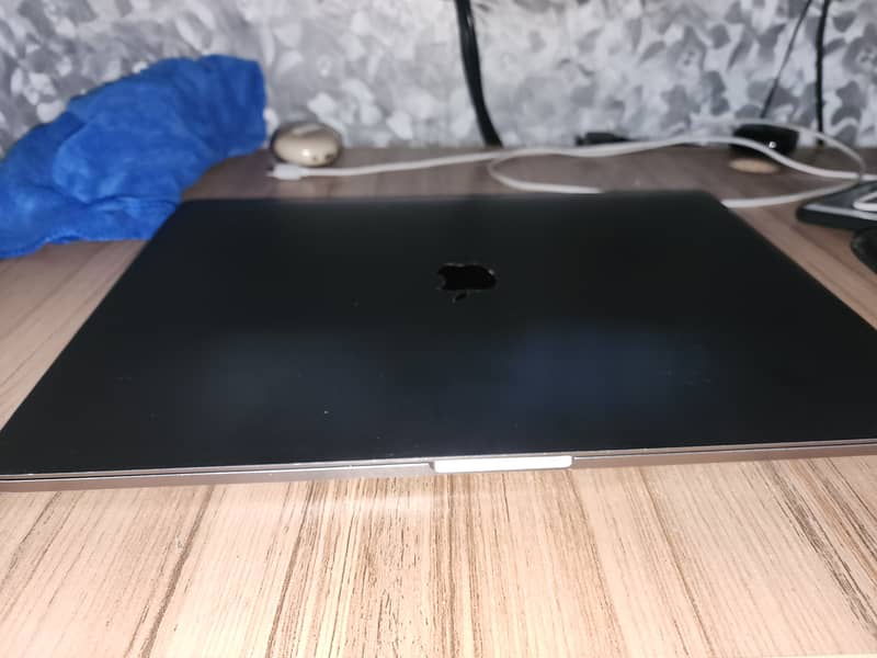 Macbook Pro 2018 15 inch, 4gb Dedicated Graphic Card, Core i7,16gb ram 11