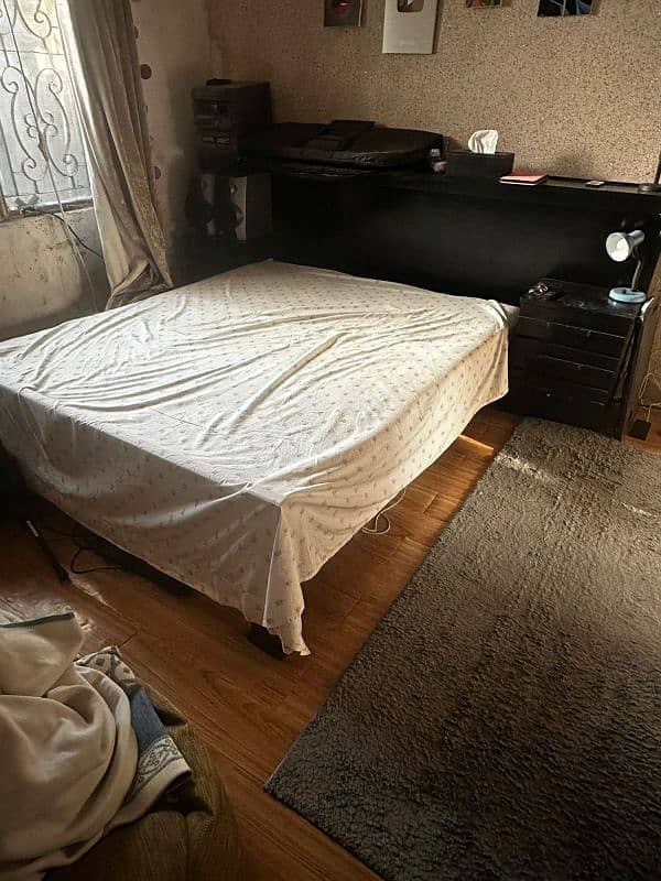 Queen size bed for sale 2