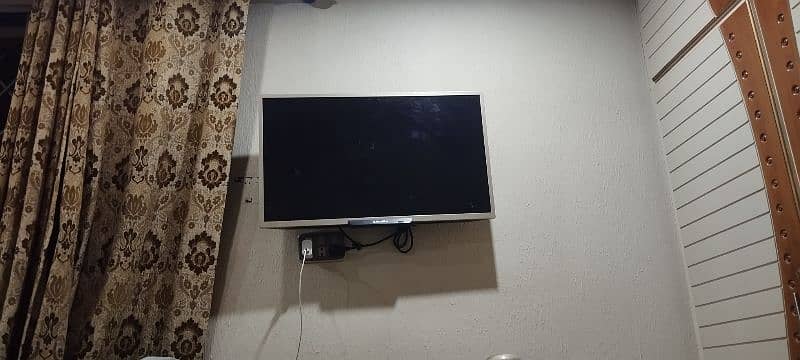 32 inch LCD simple 1