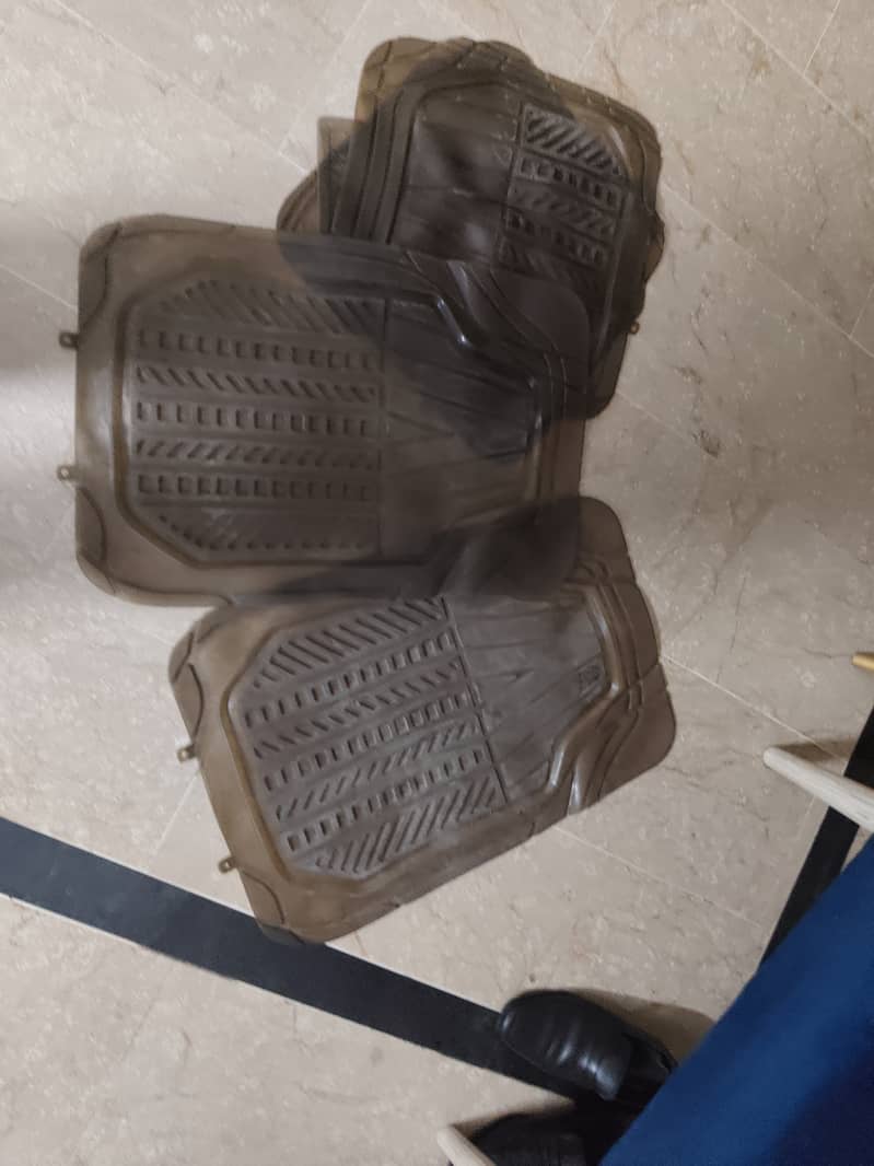 Car  floor mat for sale in good condition 0