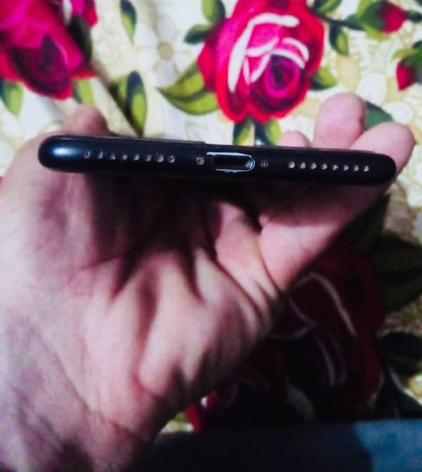 I phone 7 plus 128 gb PATA Approved black and good condition 2