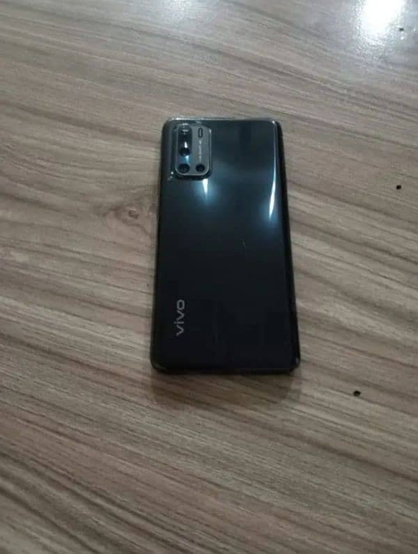 vivo V19 8/128 phone and charger 1