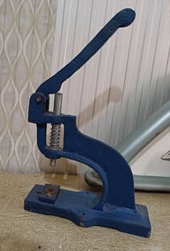 Fabric button making machine