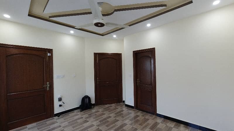 On Excellent Location House Sized 7 Marla Is Available For Sale In Bahria Town Phase 8 - Safari Valley 33