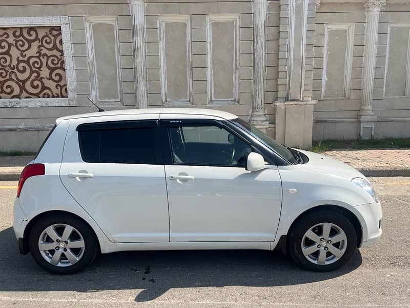 Suzuki Swift DLX 1.3 Navigation 1