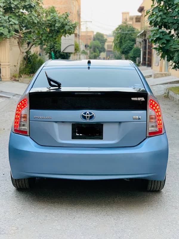 Toyota Prius 2011 3