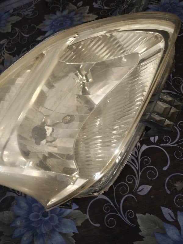 toyota ractis right side headlight 1