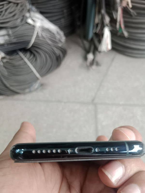 i am selling my iphone 11 pro 4