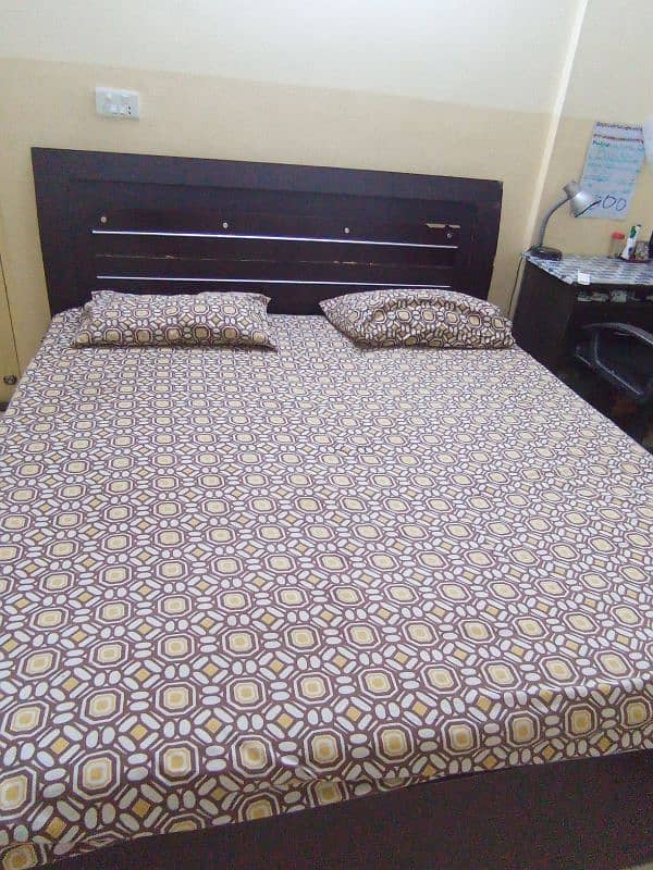 queen size bed 1