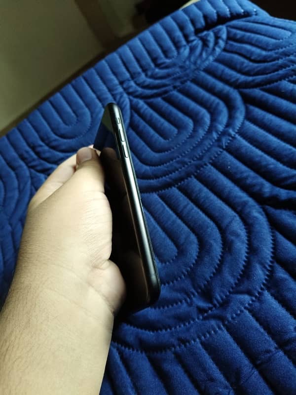 iPhone XR black 3