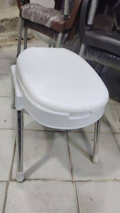 Commode Chair In Pure Plastic 03122348308