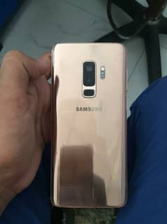 I'm selling Samsung s9 plus with box and charger 0