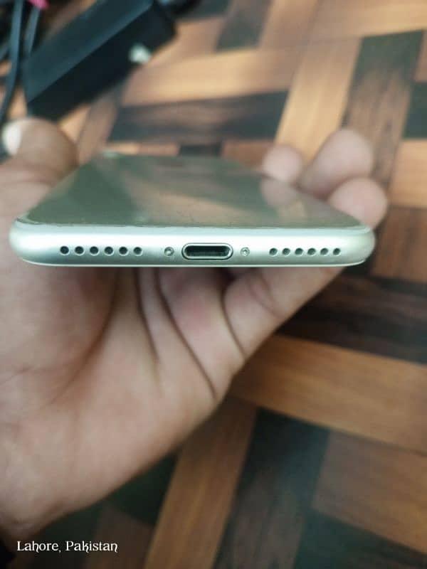 iphone 7non-PTA. 32GB good condition. same as shown in pics 2