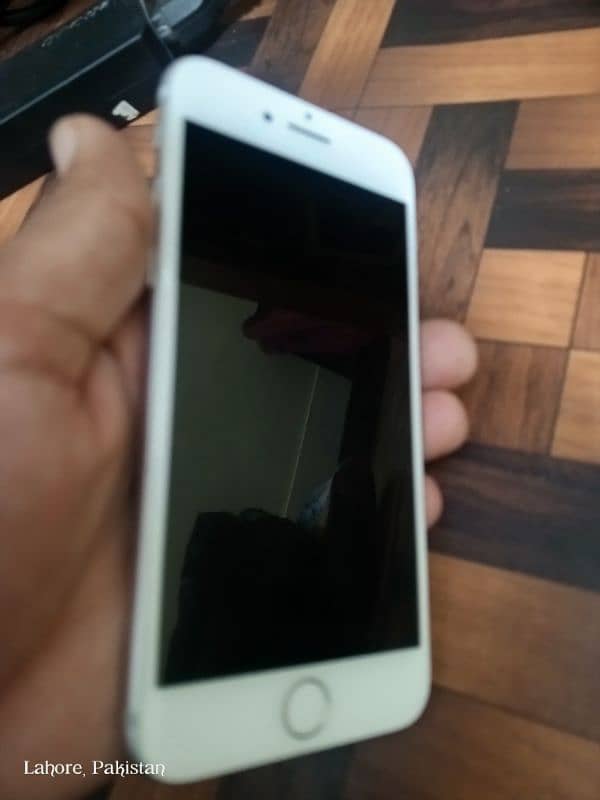 iphone 7non-PTA. 32GB good condition. same as shown in pics 7