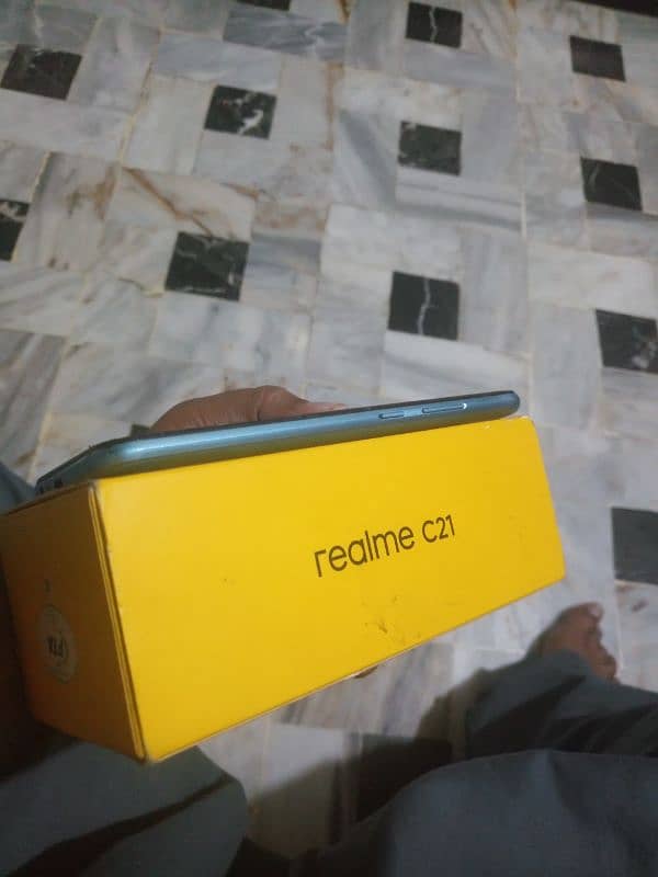 realme C21. . . 4/64gb. . . box or mobile. . 3