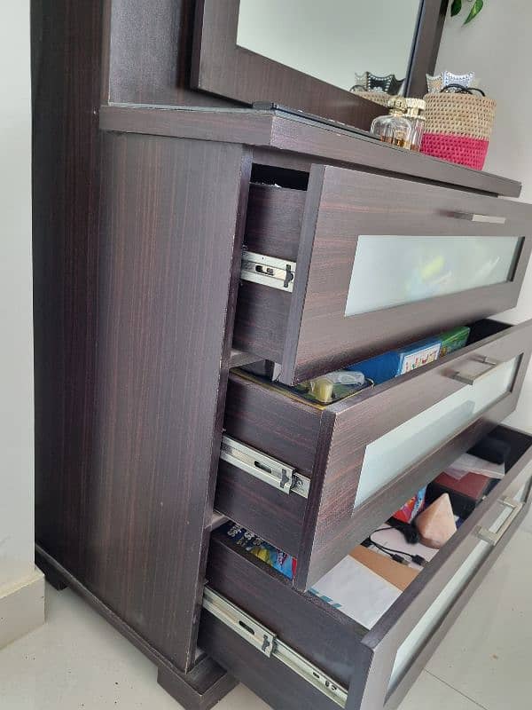 Bed and Dresser / Dressing Table 9