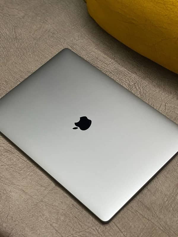 MACBOOK PRO 16 (2019) CORE I9 (16/1000gb SSD) (4gb Graphics) 8 Core 1