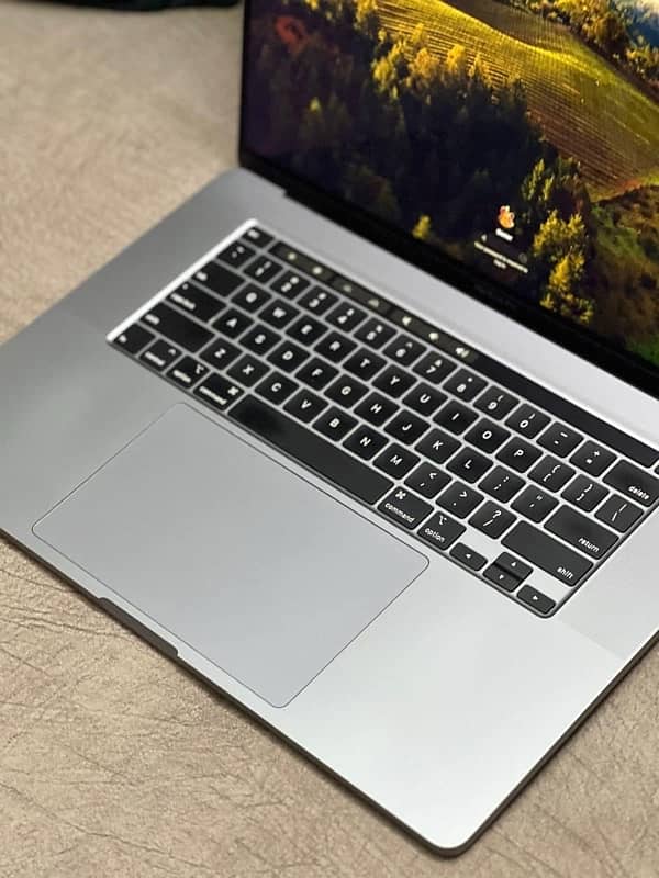 MACBOOK PRO 16 (2019) CORE I9 (16/1000gb SSD) (4gb Graphics) 8 Core 2