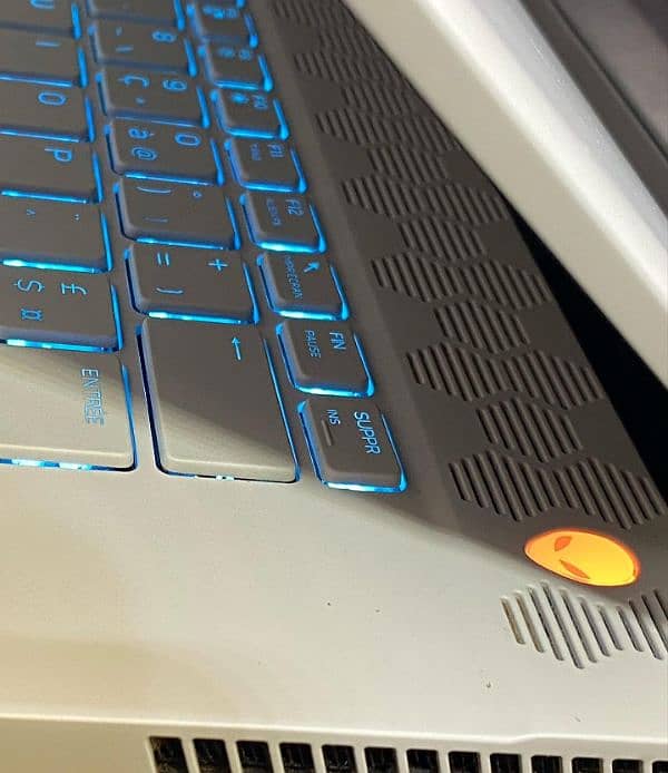 Dell Alienware m15 r3 powered i9 32 Ram 5