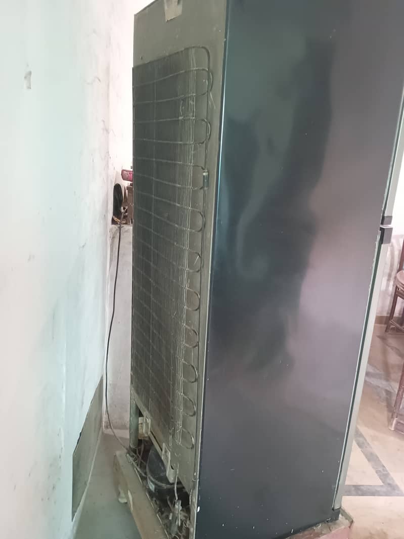 Refrigerator in good condition 4