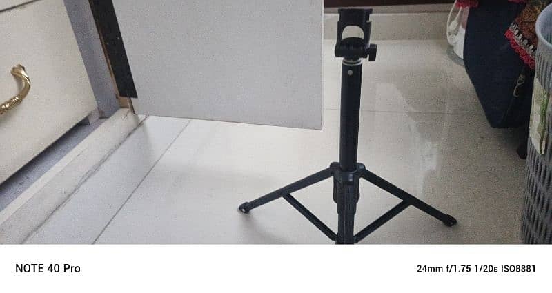 tripod stand 0