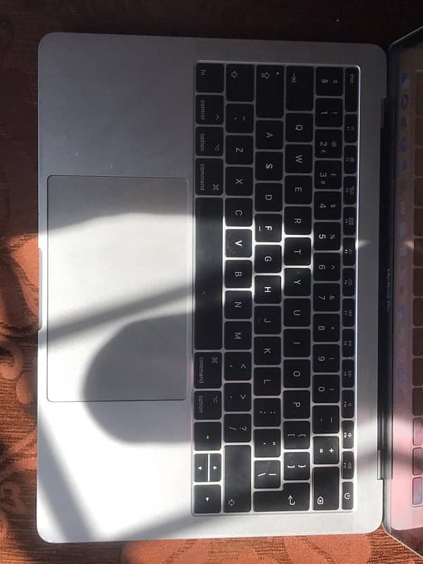 Apple MacBook Pro 2019  16 inch *Core i7  with touch-bar 7