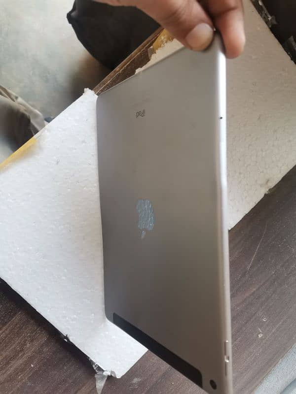 ipad air 2 2gb 64 gb wifi+ cellular without screen. 4