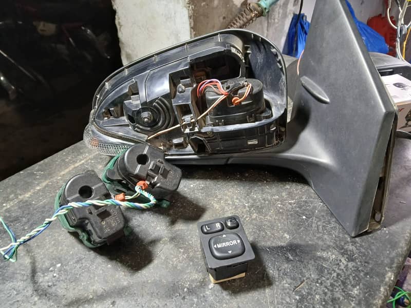 car side mirrors auto,  power buttons, power windows,push start 2