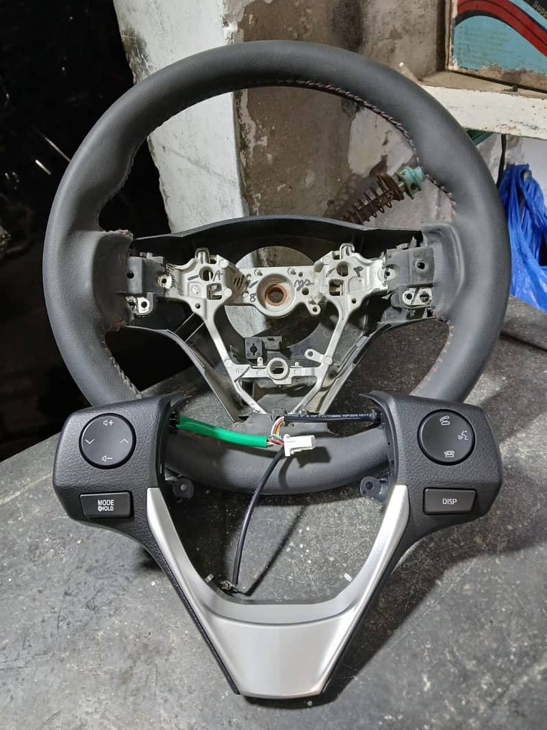 car side mirrors auto,  power buttons, power windows,push start 5