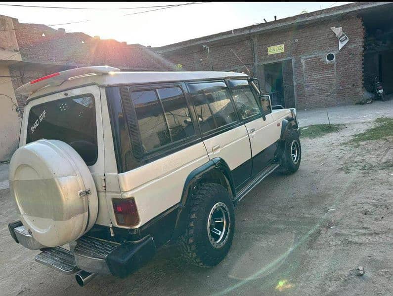 Mitsubishi Pajero 1989 6