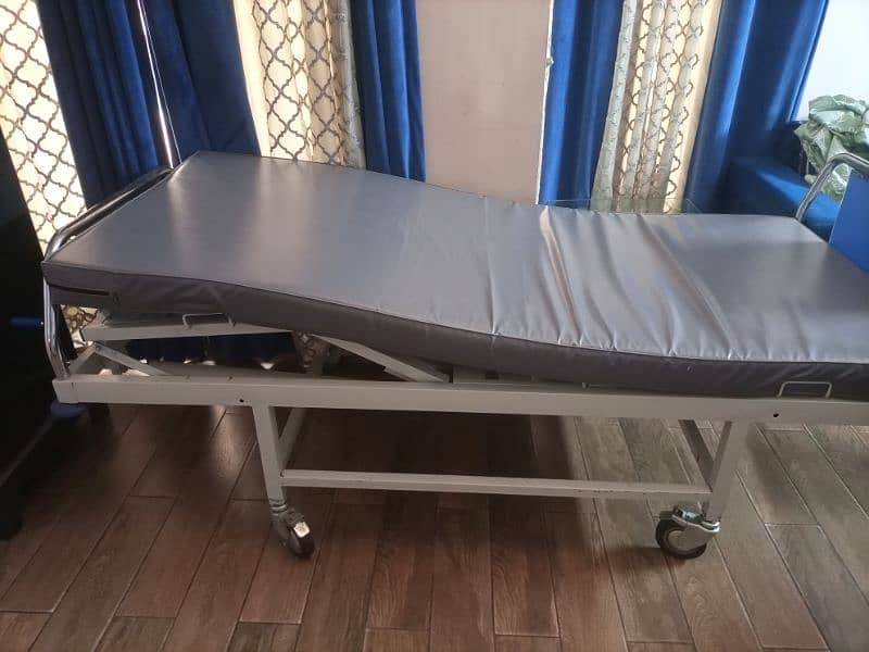 Hospital bed manual fowler with mattress 1